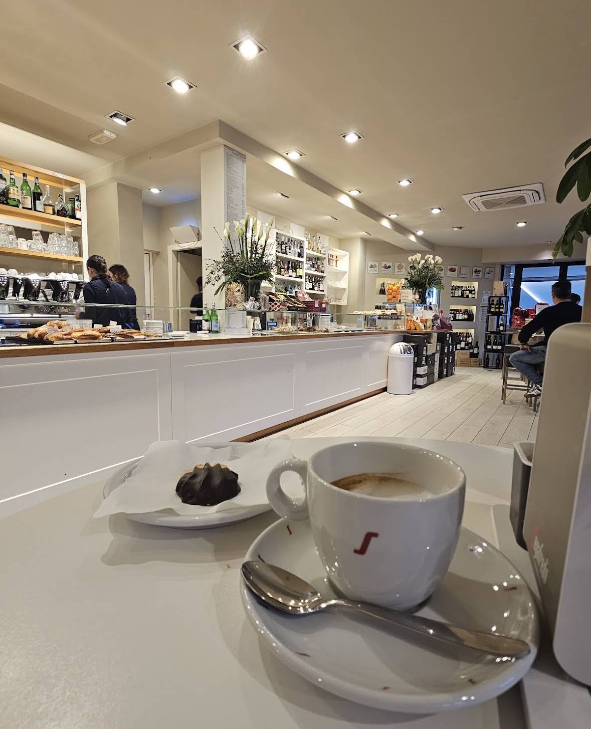 Interno elegante di Caffè Fappani con bancone in marmo e luci calde