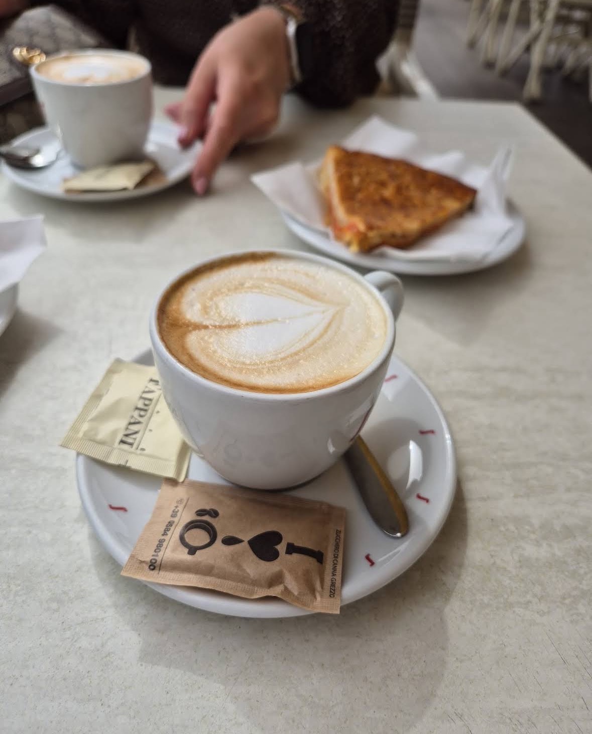 Cappuccino con latte montato a vapore
