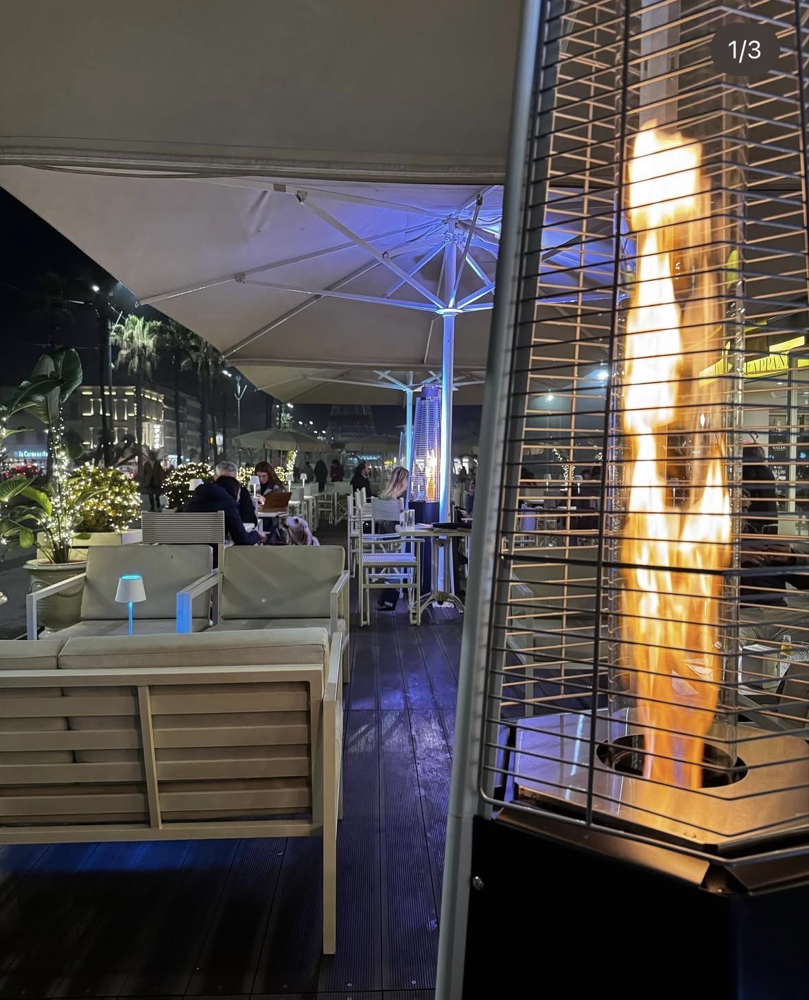 Esterno di Caffè Fappani illuminato la sera sul lungomare